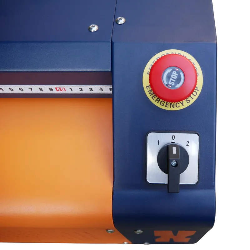 Bouton d'arrêt d'urgence rouge du matelasseur Shreddy One